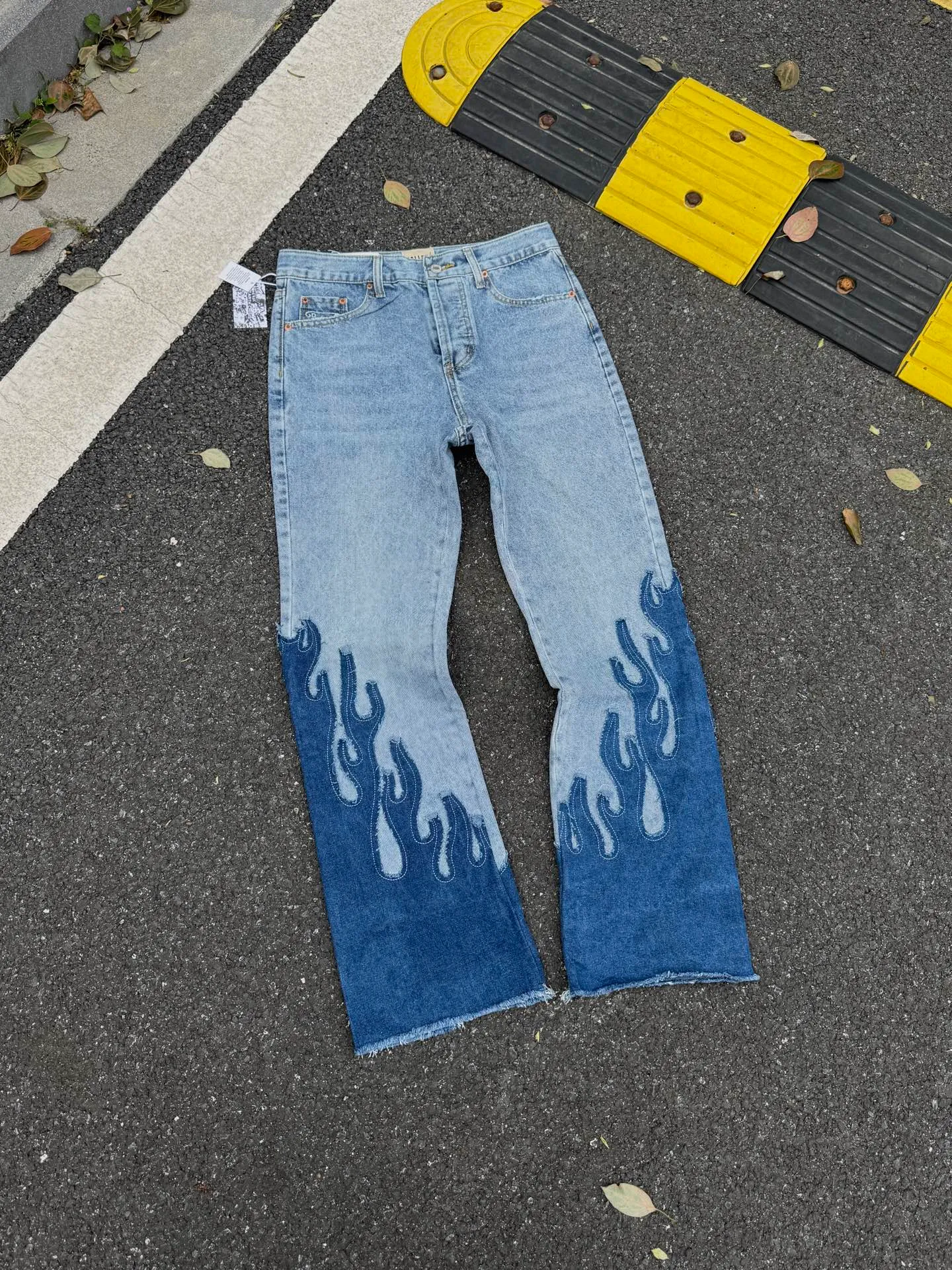 P260💰G88 GALLERY DEPT. Denim splicing flame🔥flare pants washed distressed splicing jeans GALLERY is attracted by these bell-bottom pants. Whether it is a reset of Carhartt or Levis, it has created a strong brand style. Since these pants are modified from rare vintage, the production capacity is limited. Therefore, after many icons wore them, these pants were once hard to find. Later, perhaps due to the improvement of GD's business in the past two years and the expansion of production lines, the brand itself lowered the price, so I can't wait any longer for these pants this year and will definitely buy them. During the process of the denim washing plant, the owner of the washing plant helped introduce a boss who had worked for Levi's foundry and started his own business. This also paved the way for the following styles. Therefore, Levi's remodeled single product for the base plate is really familiar. Whether it is the fabrics supplied or the lathes used in production, there is nothing to choose from. -Color: blue -Size: S-XXL (corresponding to 28-36)